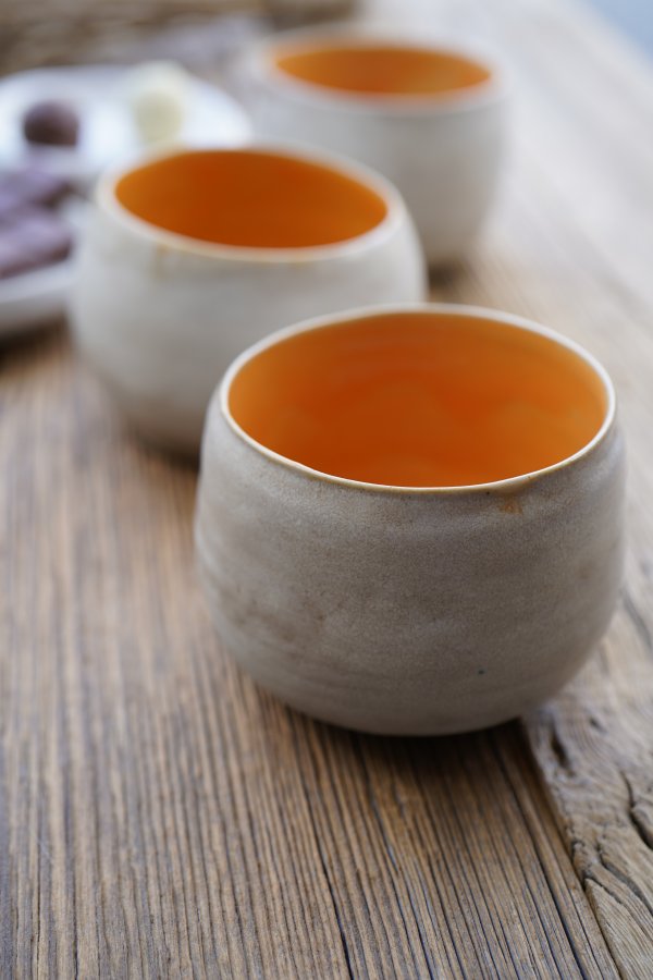 Keramik Kaffeebecher handgetöpfert– Innen Orange außen Naturweiß mit zarten Sprenkeln